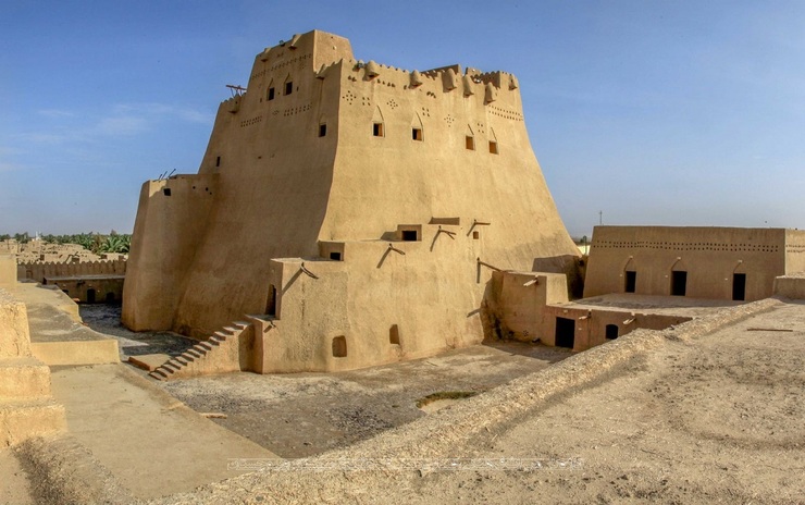 قلعه تاریخی «سب» که به بلندترین قلعه خشتی ایران نیز معروف است، در «شهر سیب» شهرستان «سیب و سوران» در استان سیستان و بلوچستان قرار دارد.