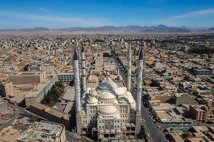 در زاهدان عده‌ای ‌پس از اتمام نماز در مصلی، ‌در میان جمعیتی که در حال خروج از مصلی و حرکت به سمت خیابان «خیام» بودند، شعارهای ساختارشکنانه سر دادند و تعدادی نیز با تلفن همراه فیلم‌برداری می‌کردند که این اقدام هم با استقبال جمعی مواجه نشد.