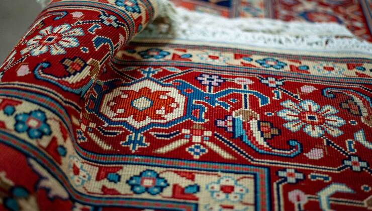 فعال حوزه فرش دستباف گفت: افزایش قیمت دلار و کاهش ریال در مقابل دلار از جنبه ملی خبر خوشی نیست، اما برای کالا‌های صادراتی مثل فرش دستباف می‌تواند فرصت باشد.