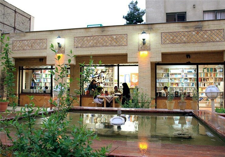 رئیس حوزه هنری خراسان رضوی در حاشیه نشست خبری که امروز، ۲۱ آبان، به‌مناسبت هفته کتاب و کتاب‌خوانی برگزار شده بود، در پاسخ به سؤالی درباره تعطیلی کافه کتاب آفتاب مواضع خود را اعلام کرد.