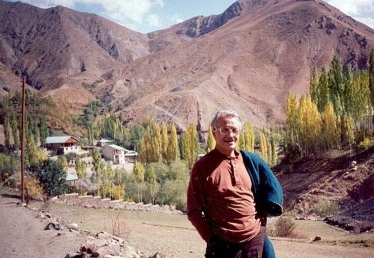 از بین شش فرزند ملک الشعرای بهار، مهرداد و پروانه بیش از دیگران اطراف اتاق کار پدر پرسه می‌زدند و از جایی که سواد خواندن را آموختند، کتاب‌هایی را می‌خواندند که توصیه پدر بود. اولین مجموعه‌ای هم که مهرداد مشغول خواندنش شد، سه تفنگدار الکساندر دوما بود