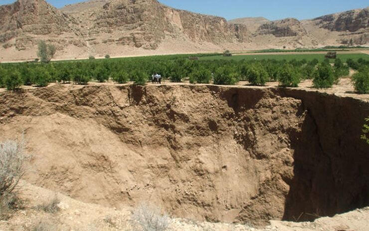 این فیلم هولناک واکنش طبیعت در مقابل کنش‌های ناهنجار انسانی‌ست که منجر به فرونشست‌های عظیم شده است، برای به‌وجود آمدن ۱سانتی‌متر خاک زراعی ۷۰۰ سال زمان نیازست. .