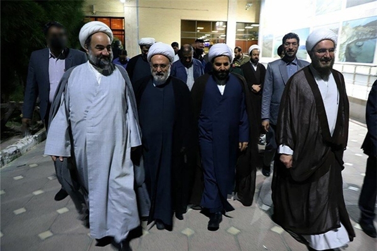 هیأت اعزامی از سوی دفتر مقام معظم رهبری با خانواده شهدای امنیت زاهدان دیدار و گفت‌وگو کردند.