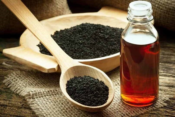 سیاه‌دانه یکی از گیاهان و دانه‌های شناخته‌شده و از رایج‌ترین گیاهان دارویی در سراسر جهان است. از روغن سیاه‌دانه در صنایع آرایشی نیز استفاده می‌شود و یکی از خواص مهم آن در طب نوین و سنتی، تقویت پوست و مو است.