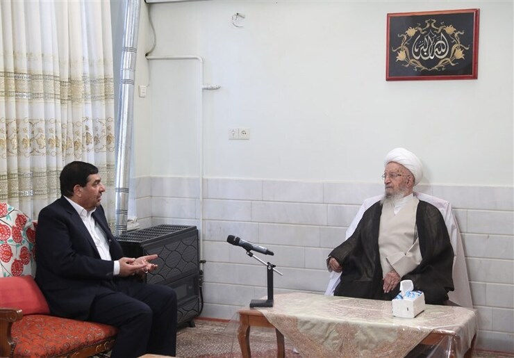 معاون اول رئیس جمهور که به شهر قم سفر کرده است نیز با آیت الله مکارم شیرازی دیدار و گفتگو کرد.