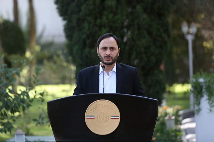 سخنگوی دولت از موافقت هیأت دولت با عضویت وزیر اقتصاد در شورای‌عالی کار خبر داد و درباه آیین‌نامه اجرایی مربوط به بازگشت ارز حاصل از صادرات به چرخه اقتصاد کشور گفت: تراز تجاری جمعی به شدت مثبت و صادرات ما، بسیار بیشتر از واردات است.