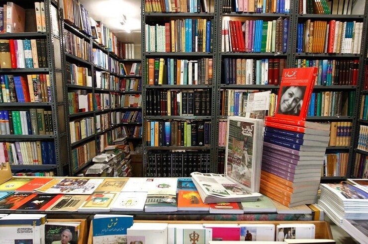 مرکز شهر، بهشت کتاب خوان هاست و هرچه از مرکز به جهت‌های مختلف دور شوید، میزان و امکان دسترسی به کتاب فروشی‌ها دشوارتر می‌شود.