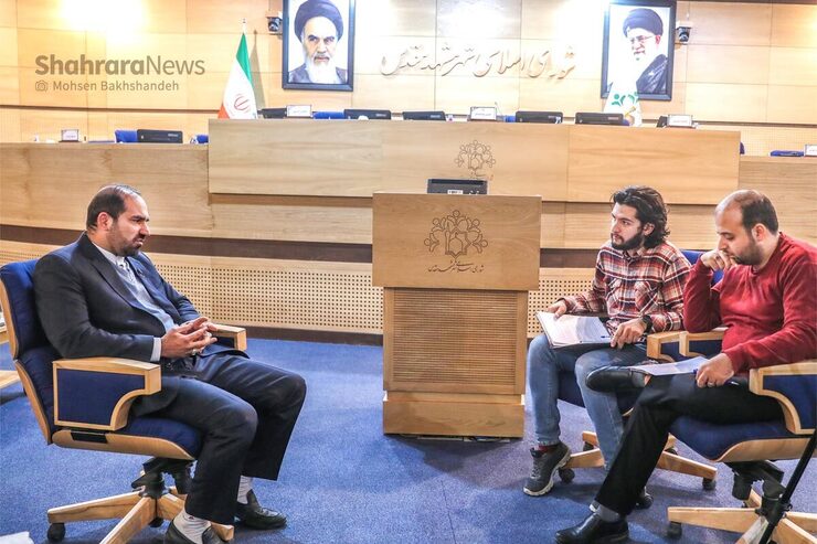 مهدی ناصحی چهل‌‌ودو‌ساله، در نخستین گام پارلمان‌نشینی، بر کرسی نایب‌رئیسی شورا هم تکیه زد و یک‌سالی در قامت یکی از اعضای هیئت‌رئیسه، مشق دموکراسی کرد. هرچند رد‌و‌نشانش در شش کمیسیون تخصصی شورای شهر دیده می‌شود