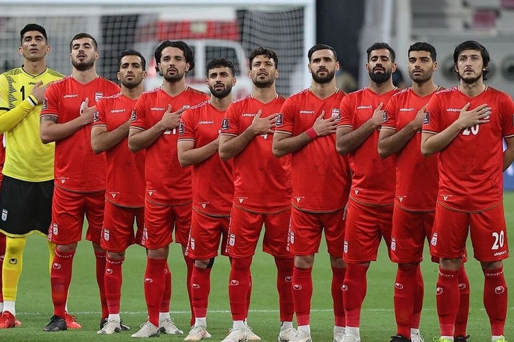 بر اساس برنامه‌ریزی فیفا، ایران مقابل انگلیس با پیراهن قرمز به میدان خواهد رفت.