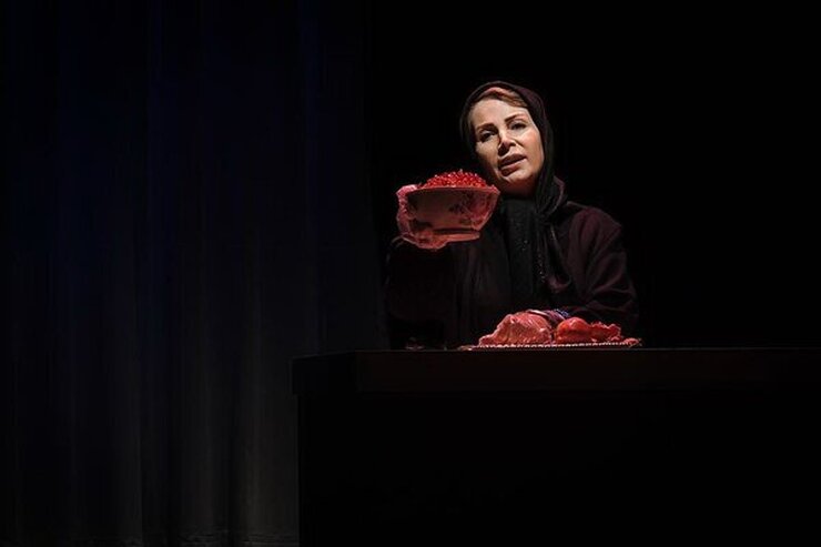محمدمهدی خاتمی، هنرمند مشهدی، در این روز‌ها که آثار کمی در تهران و شهر‌های دیگر کشور روی صحنه تئاتر هستند، باجسارت و شجاعت تئاتر «شراره» را با موضوع دفاع مقدس در تئاترشهر تهران به روی صحنه می‌برد.