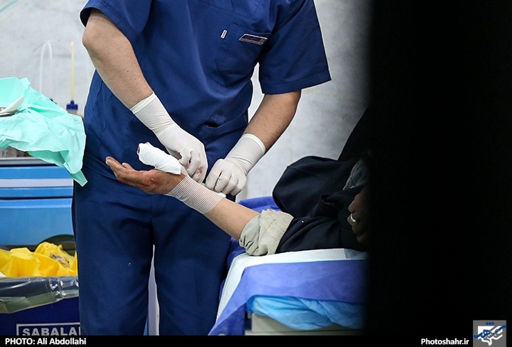مدیر امور پرستاری دانشگاه علوم پزشکی مشهد گفت:شاخص تعداد پرستار به ازای هر تخت بیمارستانی در وزارت بهداشت درمان و آموزش پزشکی ۱.۸ است در حالی که این شاخص در مناطق زیر پوشش دانشگاه علوم پزشکی مشهد ۰.۹ است یعنی شاخص تعداد پرستار به ازای هر تخت بیمارستانی در این دانشگاه نصف استاندارد کشوری است.