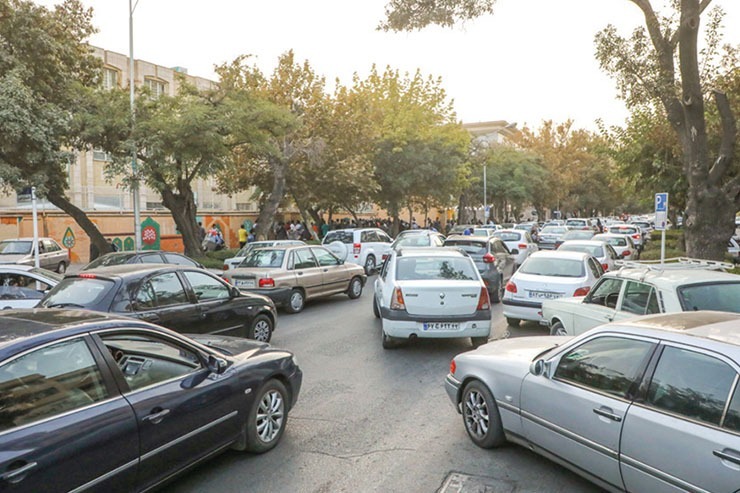 پس از گذشت یک هفته از فصل پاییز و در هفتمین روز ماه مهر، «معضل ترافیک شهر»، تصمیم‌گیران شهری و استانی را دور یک میز نشاند تا به تصمیم واحدی برای کاهش بار ترافیک مشهد برسند. گزارش‌های شهرداری مشهد، سهم سفر‌های دانش‌آموزی و کارکنان دولت از مجموع سفر‌ها را بیش از ۳۷ درصد اعلام می‌کرد که نشان‌دهنده اهمیت این بخش در حوزه ترافیک است و باید به آن توجه می‌شد.