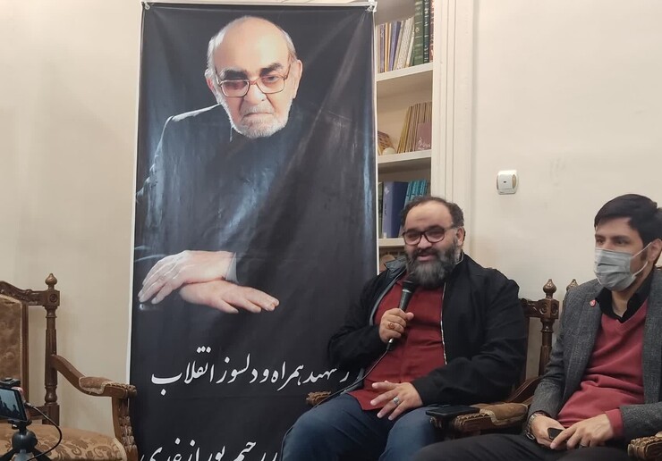 در جلسه‌ای با عنوان «عدالت و سینما» که عصر روز گذشته، ۲ آبان، در منزل مرحوم حاج حیدر رحیم پور ازغدی به عنوان یکی از پایگاه‌های جوانان انقلابی مشهد برگزار شد، «هادی حاجتمند» کارگردان و مستندساز مشهدی به بیان باید‌ها و نباید‌های سینمای انقلابی پرداخت.