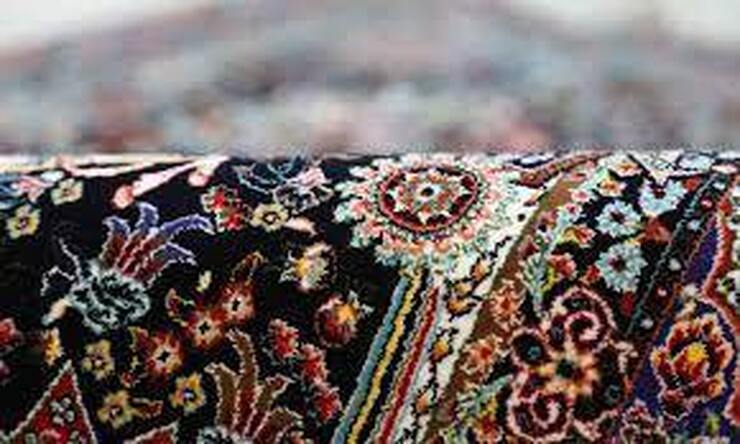 فعالان بازار فرش می گویند روزگار سیاه فرش ایران یک شبه فرا نرسیده و علاوه بر تحریم، سوء مدیریت هم رمق این صنعت بومی و توان رقابت آن را گرفته است.