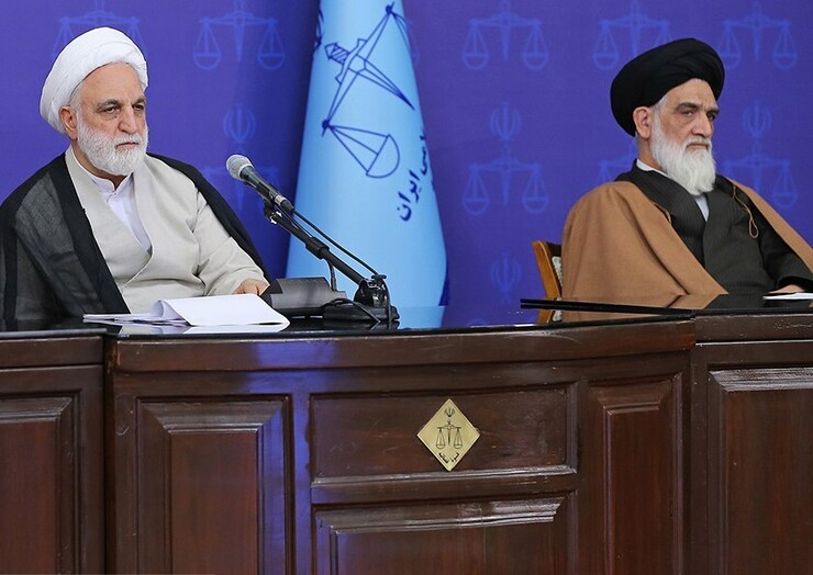 رئیس قوه قضائیه گفت: امروز کشورهای سلطه‌گر حامی عناصری هستند که در ایران اسلامی قرآن و پرچم کشور ما را آتش می‌زنند، افرادی را به قتل می‌رسانند و به زور و اجبار، چادر را از سر زن هموطن ما می‌کِشند.