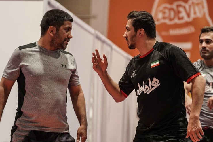 سخنگوی فدراسیون کشتی گفت: سوریان نامه استعفای خود را یک هفته پیش به دبیر داد که او با شوخی خنده نامه استعفای سوریان را پاره کرد.