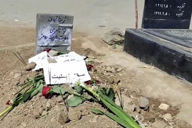 خانواده مهسا امینی در این بیانیه اعلام کرده‌اند که مراسمی در روز چهلم مرحوم مهسا امینی نخواهیم داشت.