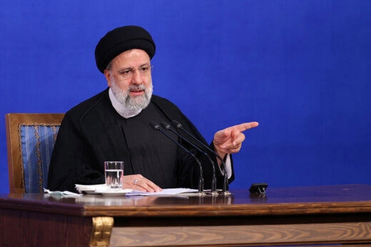سید ابراهیم رئیسی گفت: کسی که مسئولیت سلامت جان مردم را دارد باید پیش‌بینی کمبودهای احتمالی را می‌کرد. شرکت‌های دارویی که موظف به تولید بودند، چرا تولید نکردند؟ اگر مدیران این دو شرکت تخلف کرده‌اند قطعا باید از کار برکنار شوند.