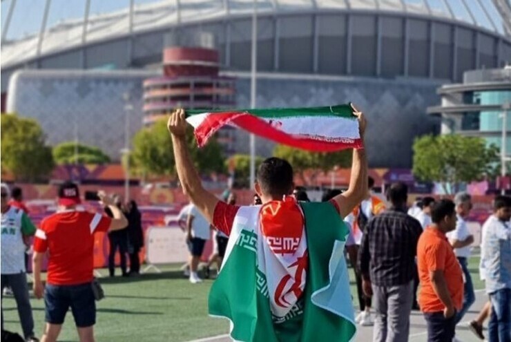 حال و هوای اطراف استادیوم خلیفه ۲ ساعت تا شروع بازی انگلیس - ایران و مصاحبه با هواداران دو تیم را تماشا کنید.
