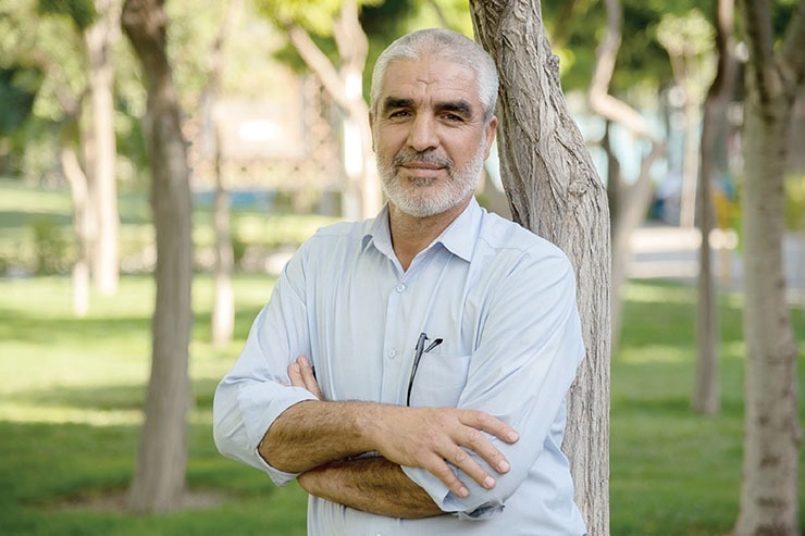 رمضانعلی امیدوار، هفته‌ای دوبار وانت مزدایش را روشن می‌کرد و چشم می‌دوخت به جاده تا برسد به ورودی مجتمع. کارتن‌های تخم مرغ را داخل بار می‌گذاشت و برمی گشت به محله، مسجد قائمیه در پنجتن ۵۴ و میان آدم‌های نیازمندی که قرار بود تخم مرغ‌ها را بینشان تقسیم کنند.