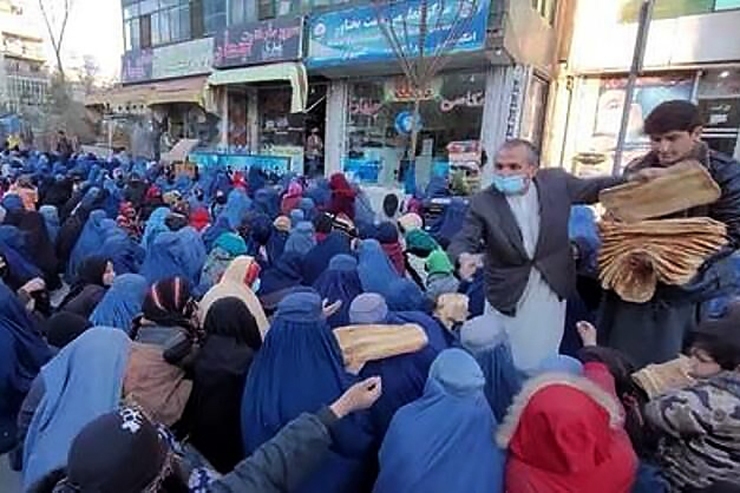 برنامه جهانی غذا اعلام کرد والدین افغانستانی قادر به فراهم کردن غذای سالم برای فرزندان خود نیستند و شرایط زندگی برای آنان غیرقابل تحمل است.