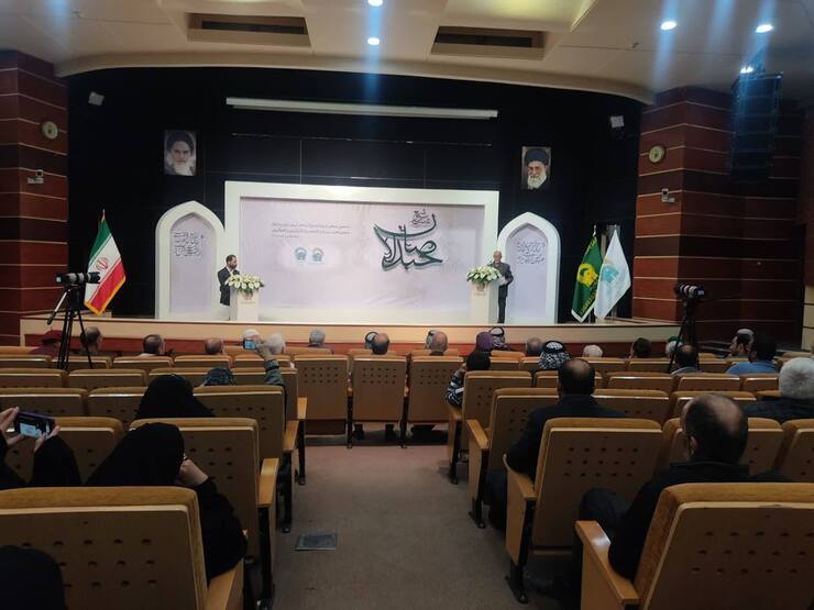 سالن همایش های آستان قدس رضوی امشب میزبان جمعی از شاعران پیشکسوت آیینی بود که بیش از یک ربع قرن در انجمن ادبی رضوی برای امام مهربانی ها و اهلبیت (ع) شعر سروده بودند.