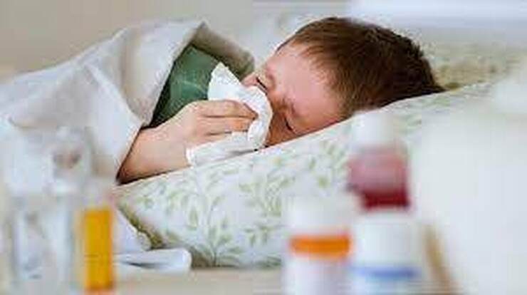 مدیر گروه سلامت جمعیت، خانواده و مدارس دانشگاه علوم پزشکی مشهد گفت: ویروس آنفلوانزا در هنگام سرفه یا عطسه و حتی صحبت کردن از طریق هوا به دیگران منتقل می‌شود، لذا توصیه می‌شود افراد نکات بهداشتی برای جلوگیری از این بیماری را رعایت کنند.
