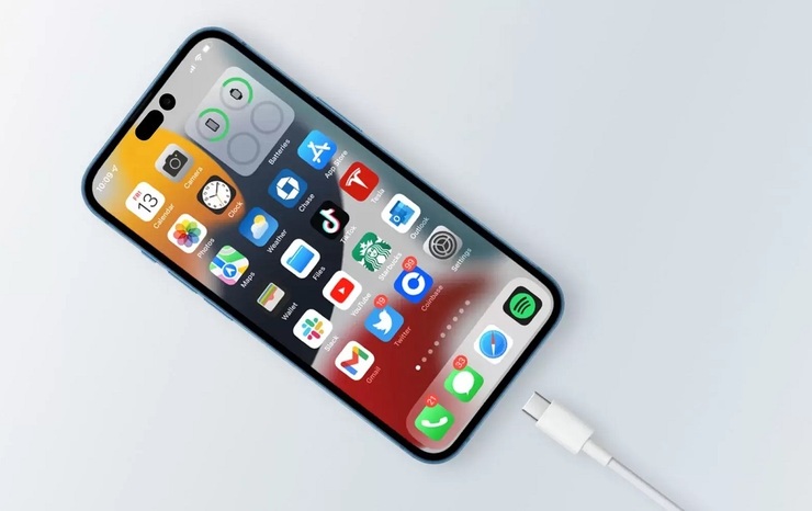 مدیر اپل رسماً تأیید کرد که آیفون ۱۵ را در سال ۲۰۲۴ با یک درگاه USB-C خواهیم داشت. غول آمریکایی ناچار به پیروی از قوانین اتحادیه اروپا است!