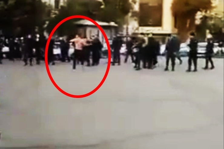 فرمانده انتظامی شهرستان سنندج از زمین گیر شدن ۲ اراذل و اوباشی که عصر امروز در میدان آزادی سنندج به ماموران حمله کردند خبر داد.