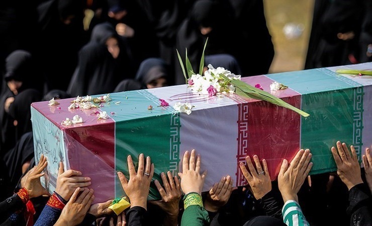 پیکر سرهنگ شهید امیر کمندی که در اغتشاشات اخیر به شهادت رسید با حضور خانواده و بستگانش و جمعی از فرماندهان سپاه در ستاد نیروی زمینی سپاه تشییع شد.