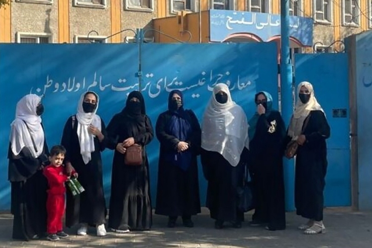 گروهی از زنان در کابل با تأکید بر لزوم بازگشایی مدارس دخترانه بالاتر از صنف ششم خواستار «درس بدون ترس» برای دختران شدند.