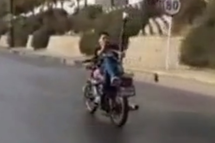 ویدیویی عجیب از قلیان کشیدن خطرناک یک موتورسوار در صدمتری مشهد باعث ترس و حیرت حاضرین در صحنه شد.