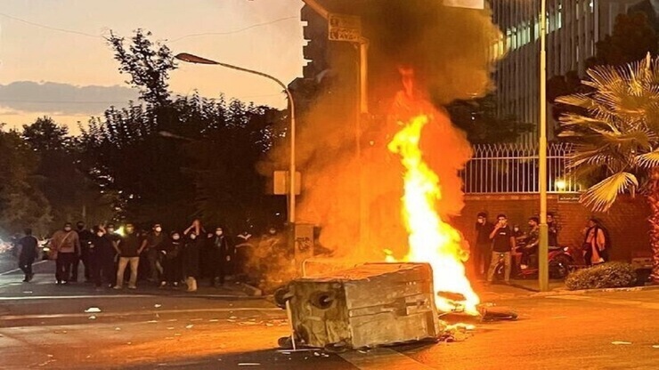 محمد بروغنی در نمونه‌ای از اقدامات آشوبگرانه خود در اغتشاشات پاکدشت ضمن دنبال کردن یک نیروی حافظ امنیت در حالی که وی به شدت آسیب دیده است با قمه ضربه‌ای را به وی وارد می‌کند.