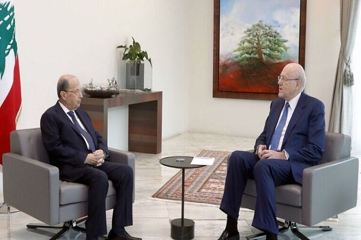 رئیس‌جمهور لبنان امروز یک روز قبل از پایان دوره کاری خود استعفای نخست‌وزیر را پذیرفت و در مراسمی با حضور هزاران تن از مردم لبنان در مقابل کاخ بعبدا خداحافظی کرد.