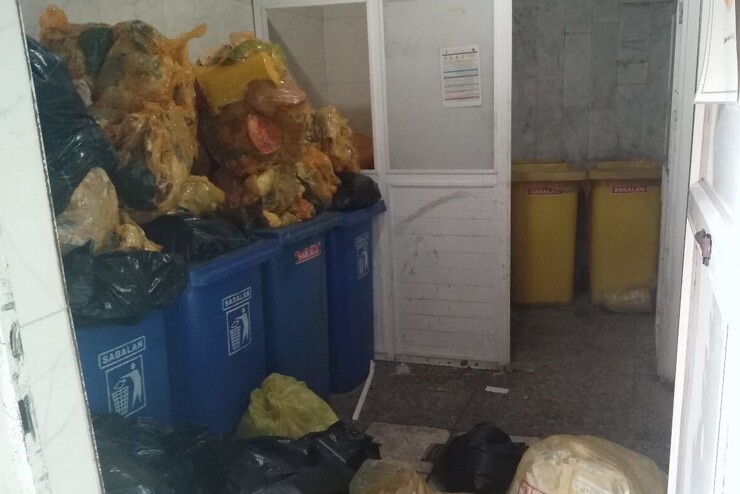 عکس و ویدئوی ارسالی ازتنها بیمارستان تخصصی زنان و زایمان مشهد حکایت از انباشت جفت های متعلق به جنین در کیسه زباله های معمولی و غیر بهداشتی را دارد.