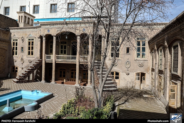 در میان فهرست نام‌های به‌جا مانده از خانه‌های تاریخی مشهد، شاید خانه قاجاری «داروغه» در پایین خیابان (خیابان نواب صفوی) بیش از هر نام دیگری آشنا باشد. بخشی از این آشنایی هم برمی‌گردد به مرمت و بازسازی آن در چند سال گذشته که توانسته چهره دل‌نشین این خانه را دوباره نقش بزند.