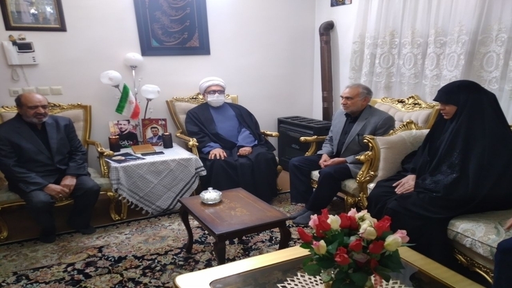 تولیت آستان قدس رضوی در منازل حسین زینال زاده و دانیال رضازاده شهدای مدافع امنیت مشهد حضور یافت.