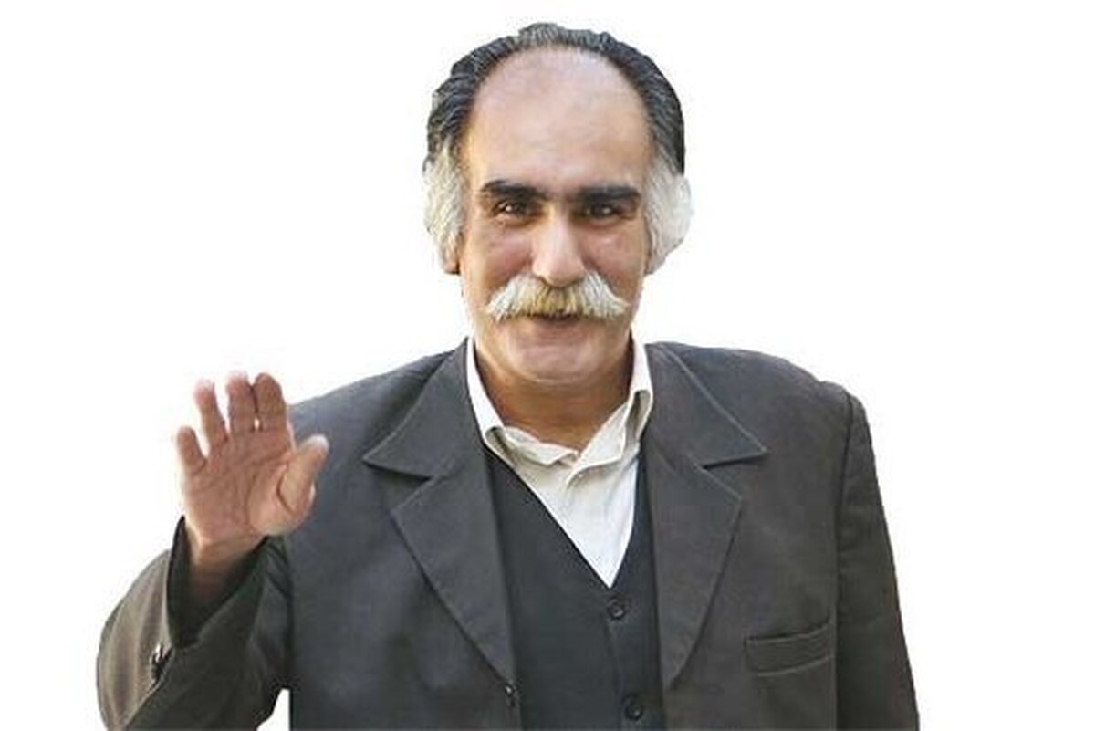 زنده یاد ابوالفضل زرویی نصرآباد، طنزپرداز- در شعری طنز به فوتبال می‌پردازد.