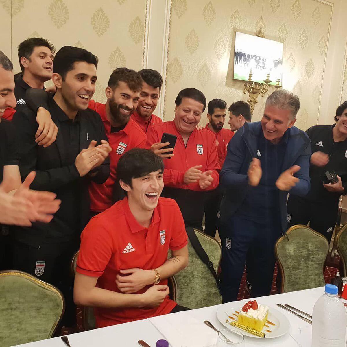 سردار آزمون که بی تردید ضعیف‌ترین بازیکن تیم ملی درجام جهانی بود دراظهاراتی عجیب اعلام کرده کی‌روش را حمایت می‌کند تا درتیم ملی بماند!