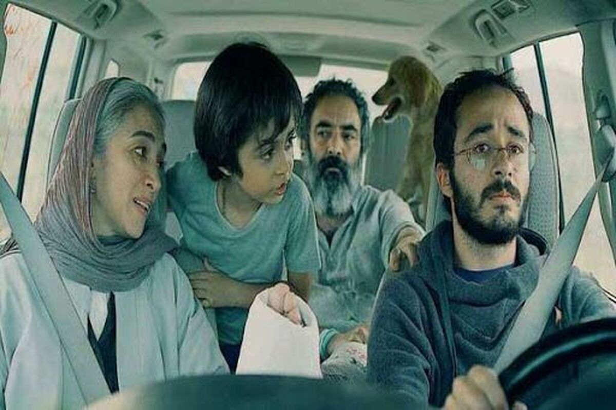 فیلم سینمایی «جاده خاکی» ساخته «پناه پناهی» توانست جایزه مجله «کایه دو سینما» یکی از مجله‌های معتبر فرانسوی را از آنِ خود کند.