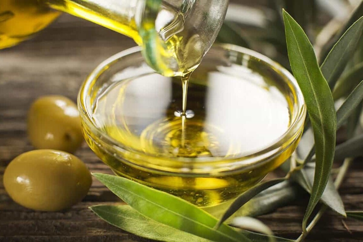روغن زیتون از سالم و مفیدترین روغن‌های نباتی است که این روزها به‌دلیل اثبات ارزش غذایی و طبی آن مورد استقبال گسترده مردم قرار گرفته است و خواص زیادی برای درمان بیماری‌های مختلف از جمله جلوگیری از سکته‌ قلبی و مغزی و پیشگیری از سرطان‌ها دارد.