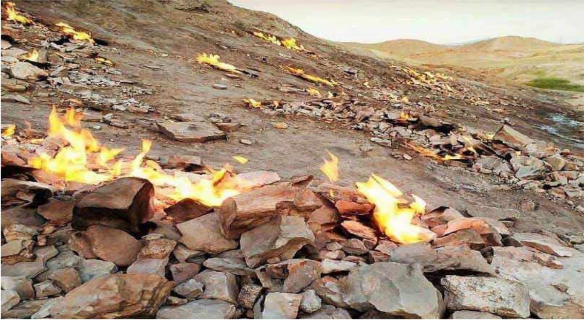 اگر از کنار روستای گنبد لران در رامهرمز خوزستان بگذرید، کوهی را خواهید دید که در حال سوختن در آتش است، آتشی که سالهاست خاموشی را به خود ندیده است. این آتش، حاصل خروج گاز از شکاف‌های این کوه است.