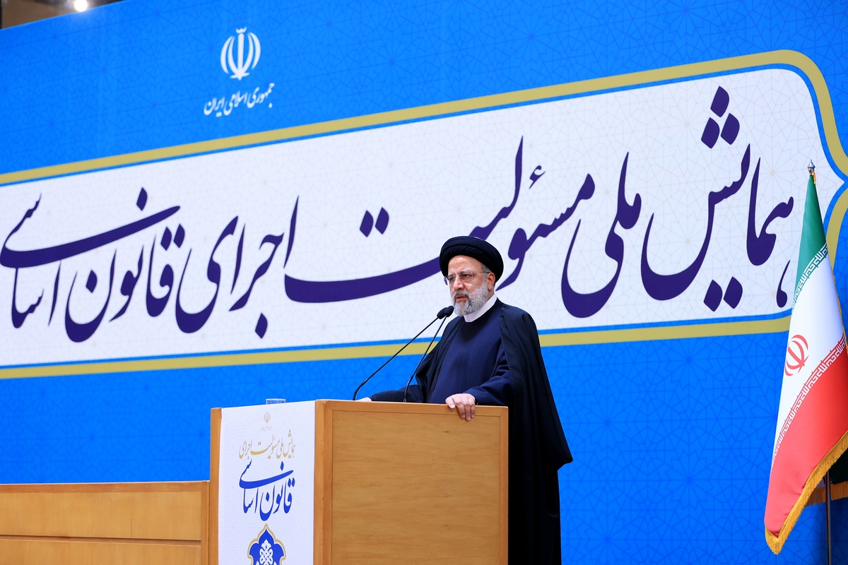 رئیس‌جمهور با تاکید بر اینکه قانون اساسی ایران هیچ بن‌بستی ندارد، اظهار داشت: قانون اساسی جمهوری اسلامی به نحوی تنظیم، تدوین و نهایی شد که در اجرای آن و در اداره امور کشور با هیچ بن‌بستی مواجه نخواهیم شد و هیچ‌کس، در هیچ جایگاهی اجازه نقض قانون اساسی را ندارد.