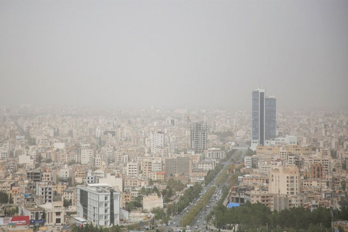 حال هوای مشهد وخیم است؛ این واقعیت را داده‌های پژوهش اخیر وزارت بهداشت هم که براساس آن مشهد پارسال با ۳۵۷ روز، بیشترین روز‌های دارای ذرات معلق آلاینده هوا را داشت، تأیید کرده است. این تنها سند برای اثبات این مدعا نیست و برای مثال، داده‌های سازمان حفاظت محیط‌زیست کشور نیز حاکی از آن بود که مشهد ۷ آذر امسال میان کلان‌شهر‌های کشور، آلوده‌ترین بود.