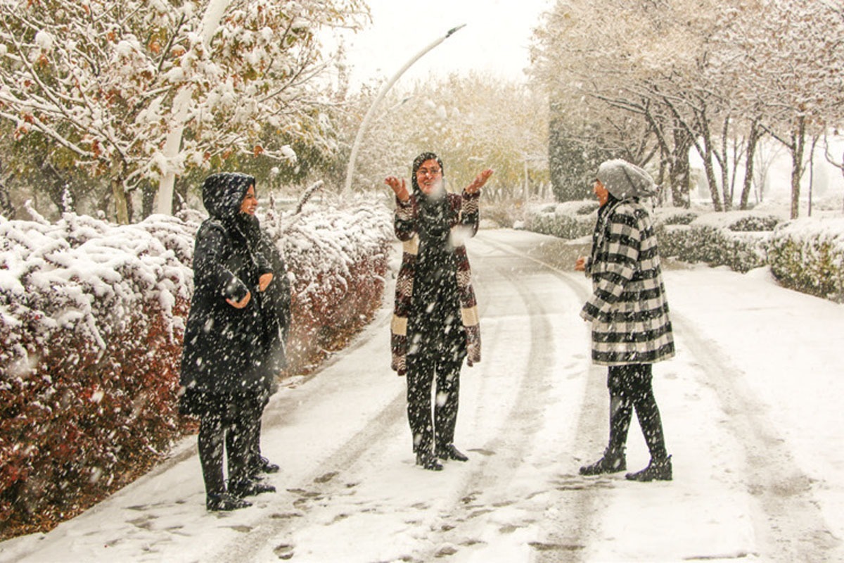دیروز، مشهد به‌لطف دانه‌های سفیدی که مانند برف شادی بر دل شهروندان نشست، سرتاسر سپیدپوش شد. انگار که هروقت انتظار اتفاقی را نداشته باشیم، بیشتر به دلمان می‌چسبد؛ مانند برف ناگهانی دیروز که شهر را بی‌صدا سپیدپوش کرد. چند شبی بود که مشهدی‌ها شعله بخاری‌هایشان را بیشتر کرده بودند تا به جنگ سوزوسرما بروند.