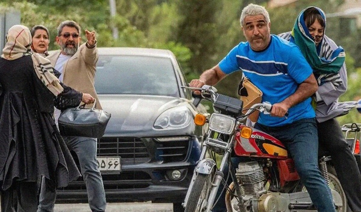 آفتاب‌پرست داستان ۲دوست (جمال و منوچهر) است که یکی از آن‌ها زن‌پوش می‌شود تا سوار خودرویی گرانقیمت شود و دوست دیگرش صاحب خودرو را تلکه کند، اما بر اثر دست‌وپاچلفتی بودن‌شان دستگیر و زندانی می‌شوند.