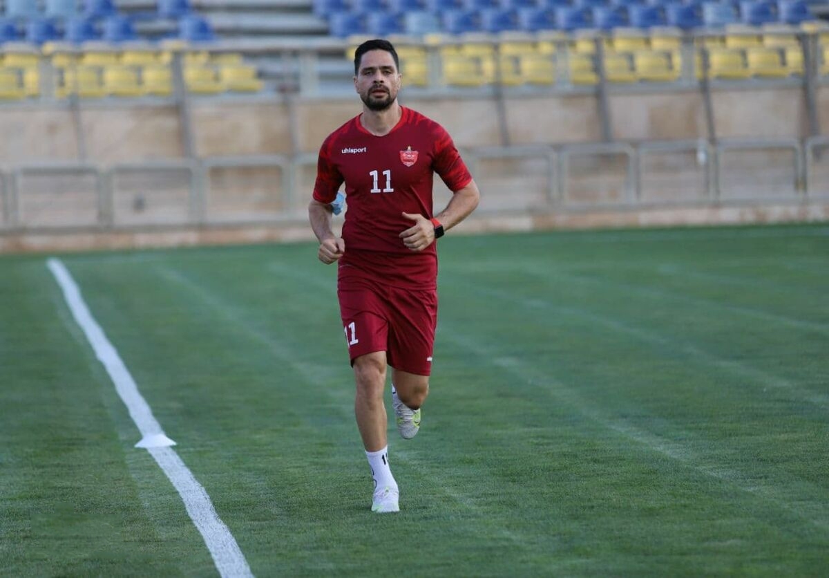 سرمربی پرسپولیس قصد نیمکت‌نشین کردن یکی از کاپیتان‌های تیمش را دارد.