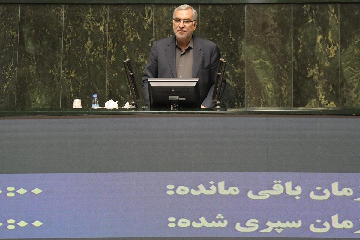 وزیر بهداشت از کنترل کرونا، حذف سقف کارانه دریافتی نیرو‌های انسانی متخصص به منظور ماندگاری پزشکان در مناطق محروم یاد کرد، گفت: پیگیر استخدام ۲۹ هزار پرستار و ۶۰ هزار نیروی سلامت از طریق سازمان اداری و استخدامی هستیم.