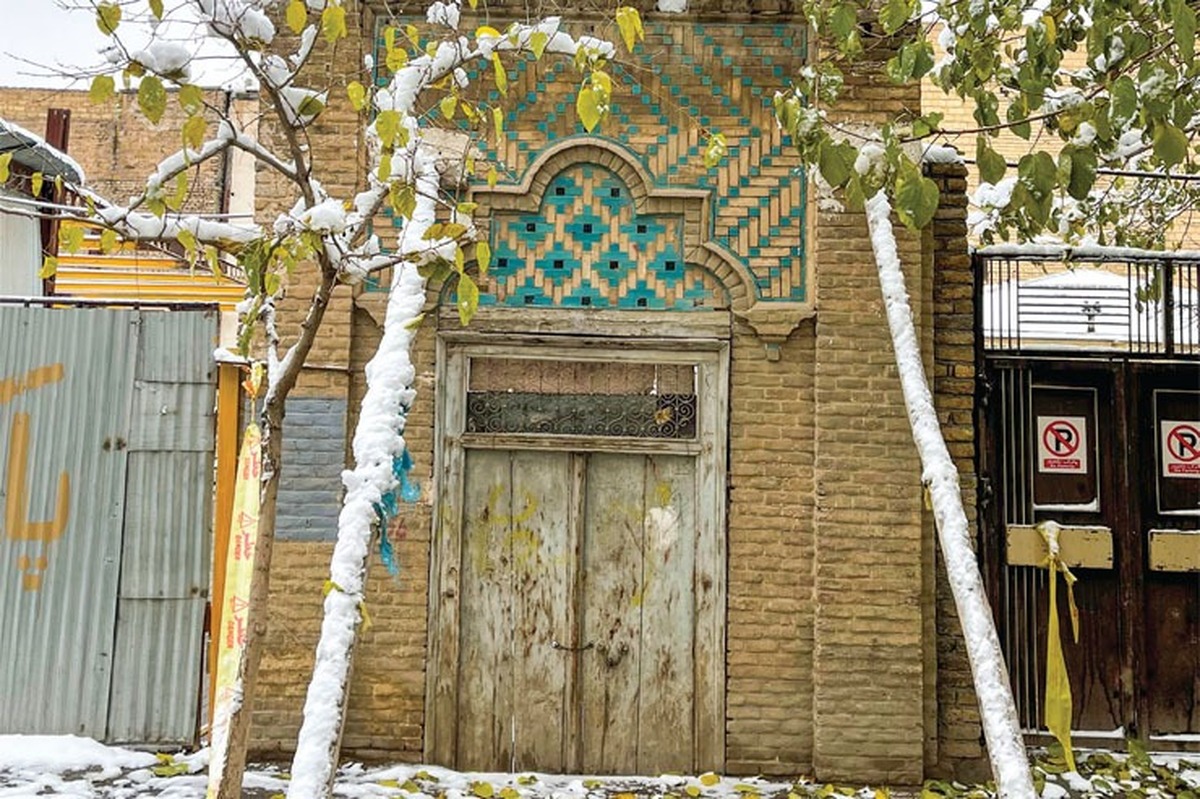 روزگاری یونسکو به گردشگران خارجی آدرس خانه مولوی را در مشهد برای اقامت می‌داده، خانه‌ای که ۲۵ سال است خراب شده و تنها تکه بازمانده آن در حال فروافتادن است