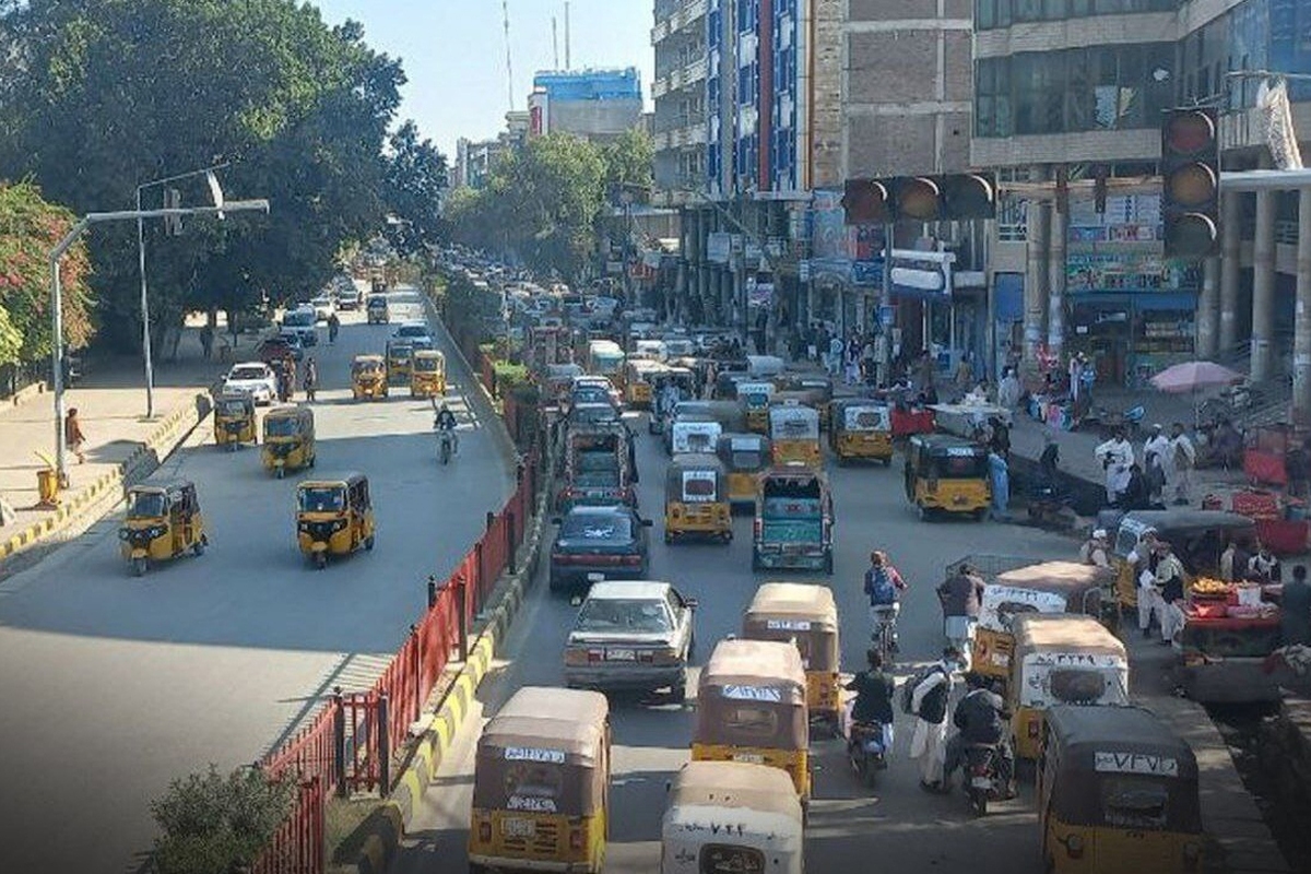 یک منبع بیمارستانی امروز سه‌شنبه گفت، دست‌کم ۱۰ تن در جریان انفجار در بورس اوراق بهادار شهر جلال‌آباد افغانستان کشته و زخمی شده‌اند.
